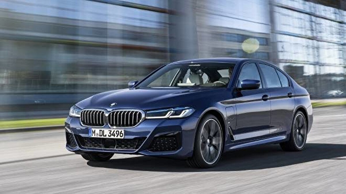 9. BMW 5 Serisi Hybrid<br>BMW 5 Serisi Hybrid, teknolojik gelişmelerin hızına ayak uydurmakta zorlandığı için yalnızca bir yıl içinde %19,9 oranında değer kaybına uğradı.