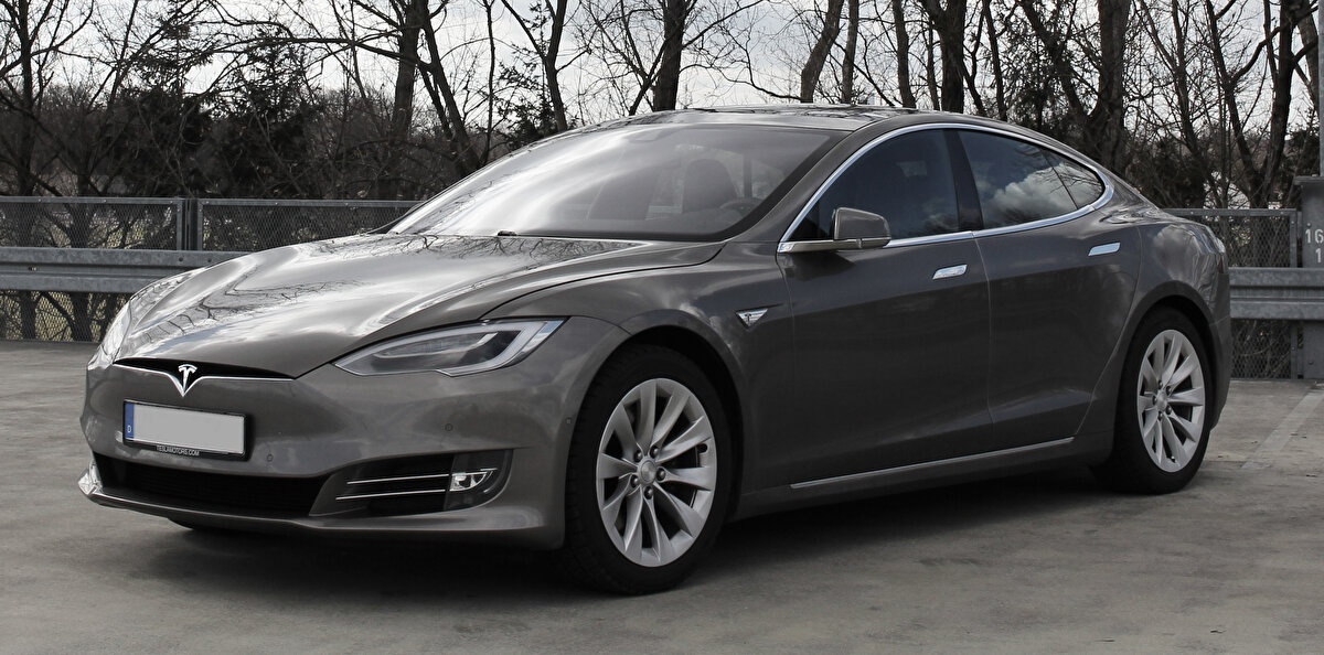 10. Tesla Model S<br>Tesla Model S, batarya teknolojisindeki hızlı ilerlemeler ve menzil artışı gibi gelişmeler nedeniyle ikinci elde %17,2 oranında değer kaybetti.