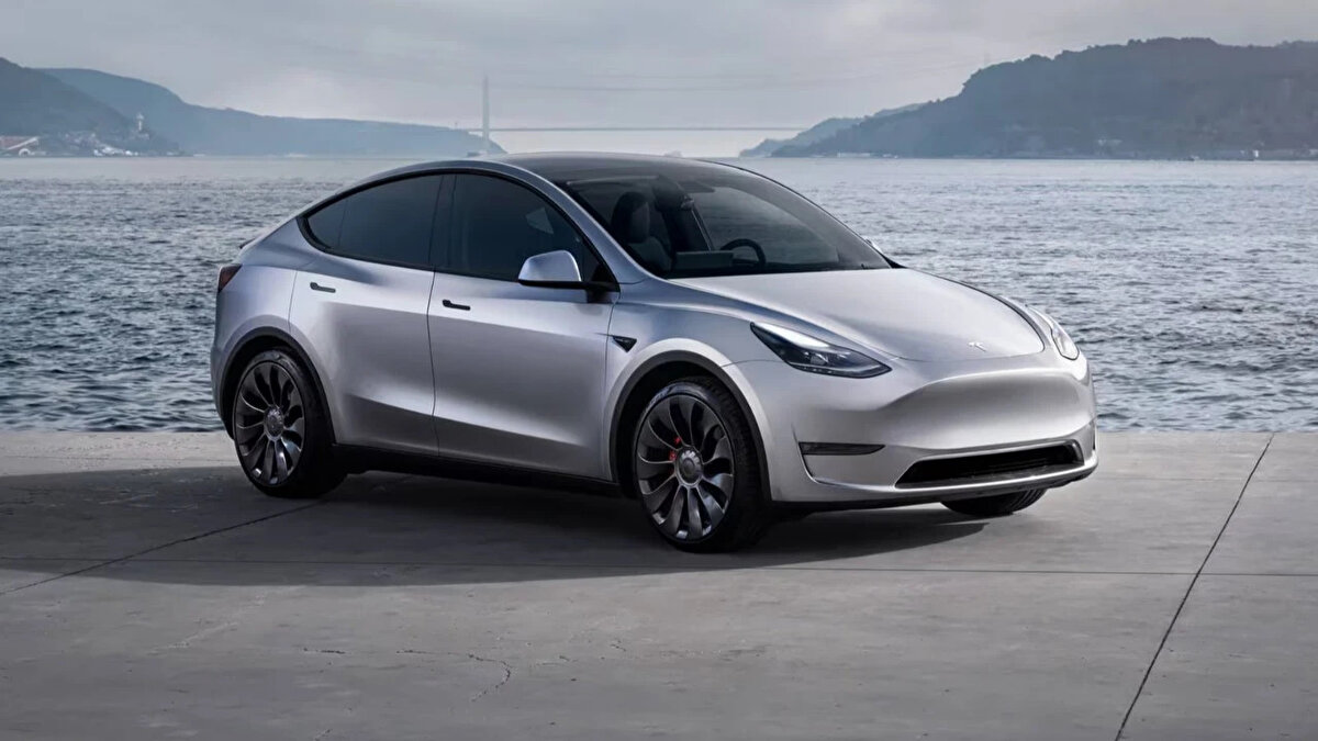 12. Tesla Model Y<br>Tesla Model Y, yeni versiyonların hızla piyasaya sürülmesi nedeniyle teknolojik olarak geri kalıyor ve bu da ikinci elde %10’un üzerinde bir değer kaybına neden oluyor.