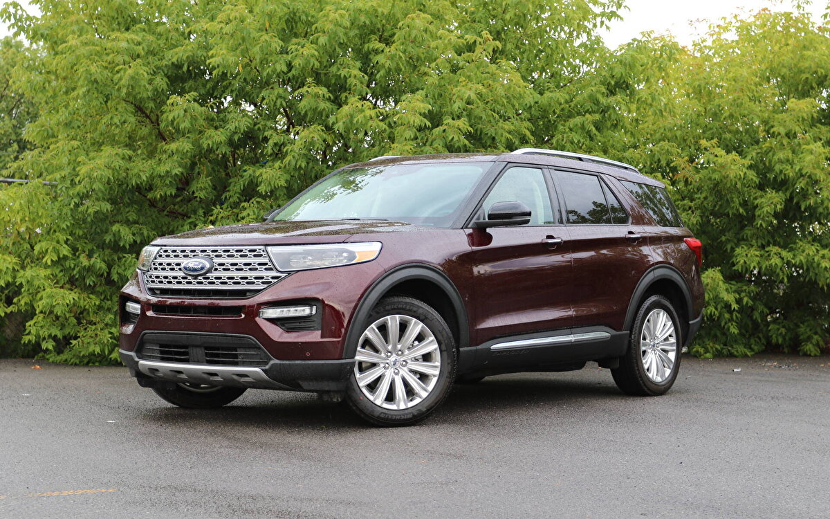 13. Ford Explorer Hybrid<br>Ford Explorer Hybrid, hibrit teknolojisindeki gelişmelerin gerisinde kalması ve batarya ömrüne yönelik endişeler nedeniyle ikinci elde değer yitiriyor.