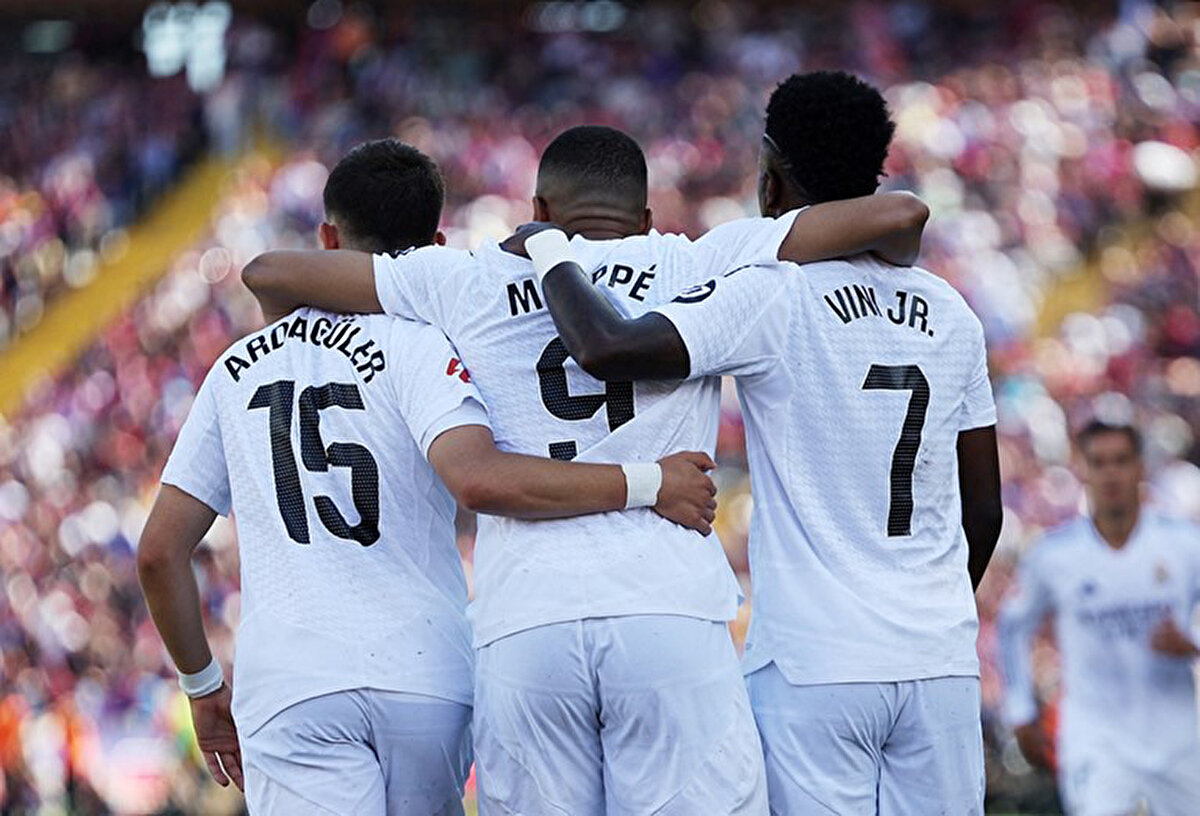 Yapay zeka, Real Madrid'in turnuvanın en başarılı takımı olduğunu hatırlatırken, İspanyol devinin tecrübesiyle bir kez daha Şampiyonlar Ligi'nin en büyük favorisi olduğunu belirtti.<br>