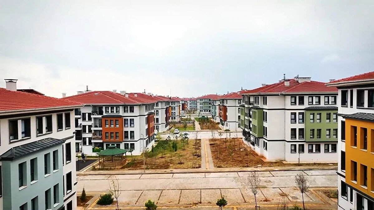 Anahtar tesliminden sonra konut alıcıları, yönetim planı ve Kat Mülkiyeti Kanunu gereği ortak alan giderleri ile aidatları, bağımsız bölüme isabet eden oranlarda ve toplu yapı alanındaki ortak tesislerin giderlerini her ay düzenli olarak site yönetimine ödemekle yükümlü olacak. Konut alıcısı bağımsız bölümü teslim almamış olsa bile bu giderlerden sorumlu tutulacak.<br><br>