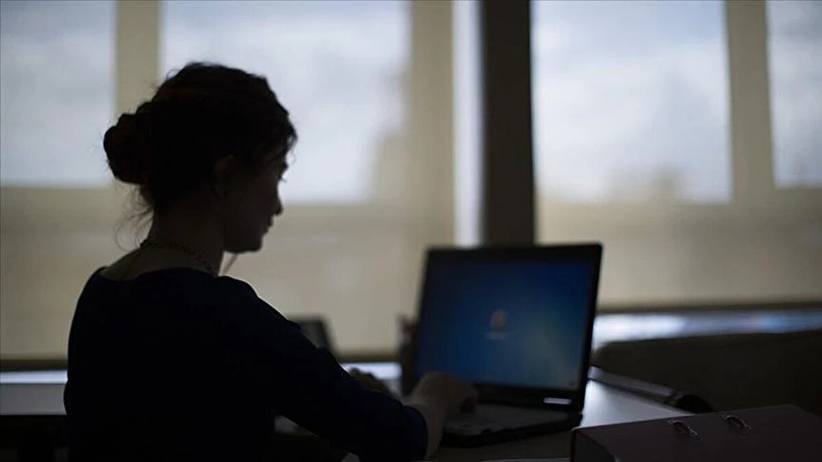 Mesai ücreti işçilerin kanunla korunan hakları arasında yer alıyor ve işverenin mesaiyi vermemesi durumunda konu iş mahkemesine gidiyor ve kanıtlar varsa işçi fazla mesaisini mahkeme kararıyla işverenden tahsil ediyor.<br><br>