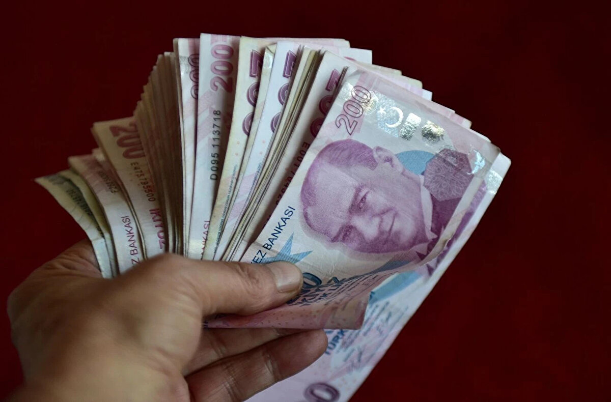 NE KADAR FAZLA MESAİ ALIRSINIZ?<br><br>Başka bir deyişle, 22 bin 104 lira aylık maaşı bulunan bir asgari ücretlinin net günlük ücreti 736.8 lira ediyor. <br><br>