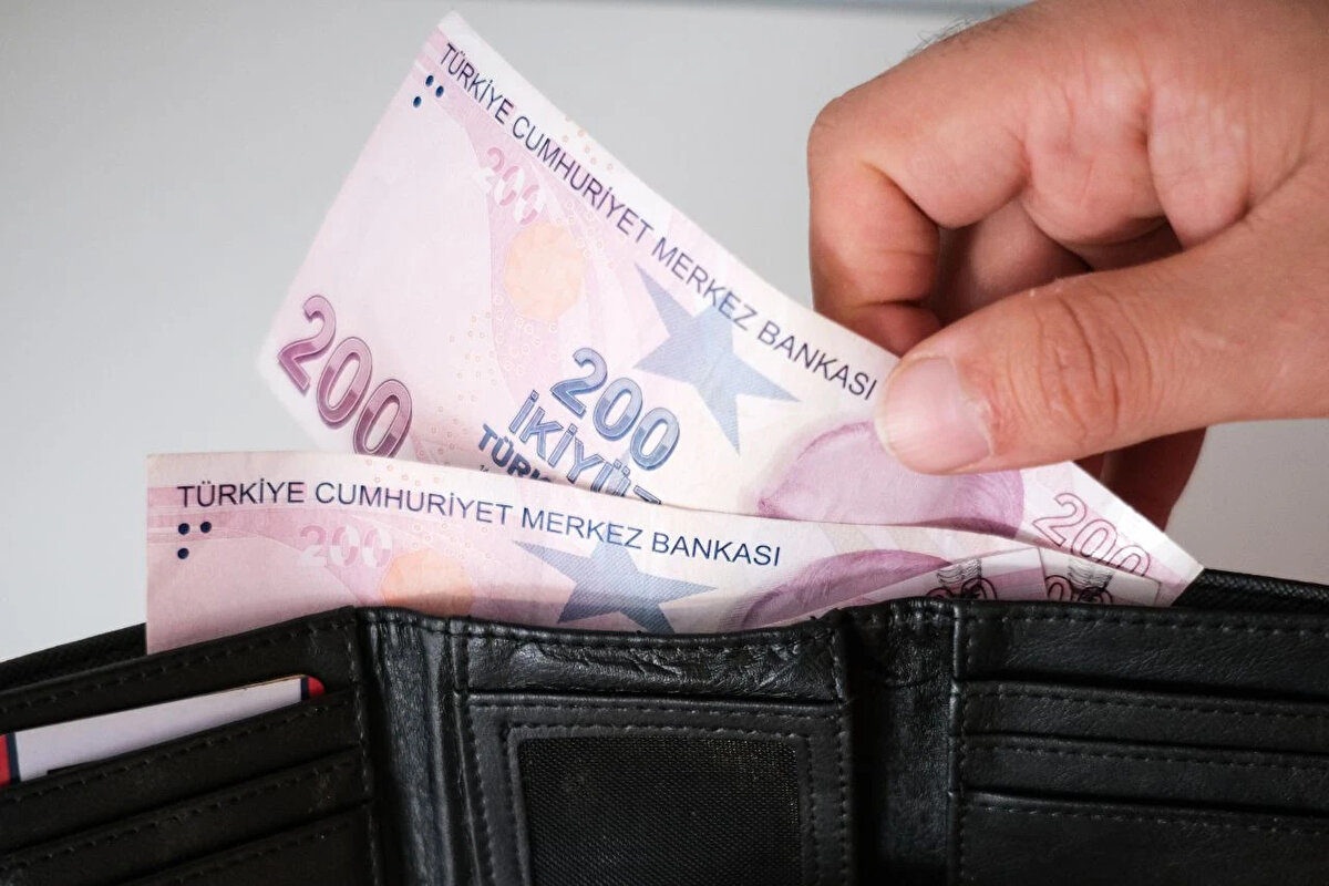 Arefe günü çalışırsa 368.4 lira günlük ücretinin üzerine fazla mesai ücreti alacak ve günlük ücreti 1105.2 liraya yükselecek. Tam gün tatil olan bayram günlerinde asgari ücretli çalışırsa ekstradan 736.8 lira daha alacak ve günlüğü 1473.6 liraya yükselecek.<br><br>