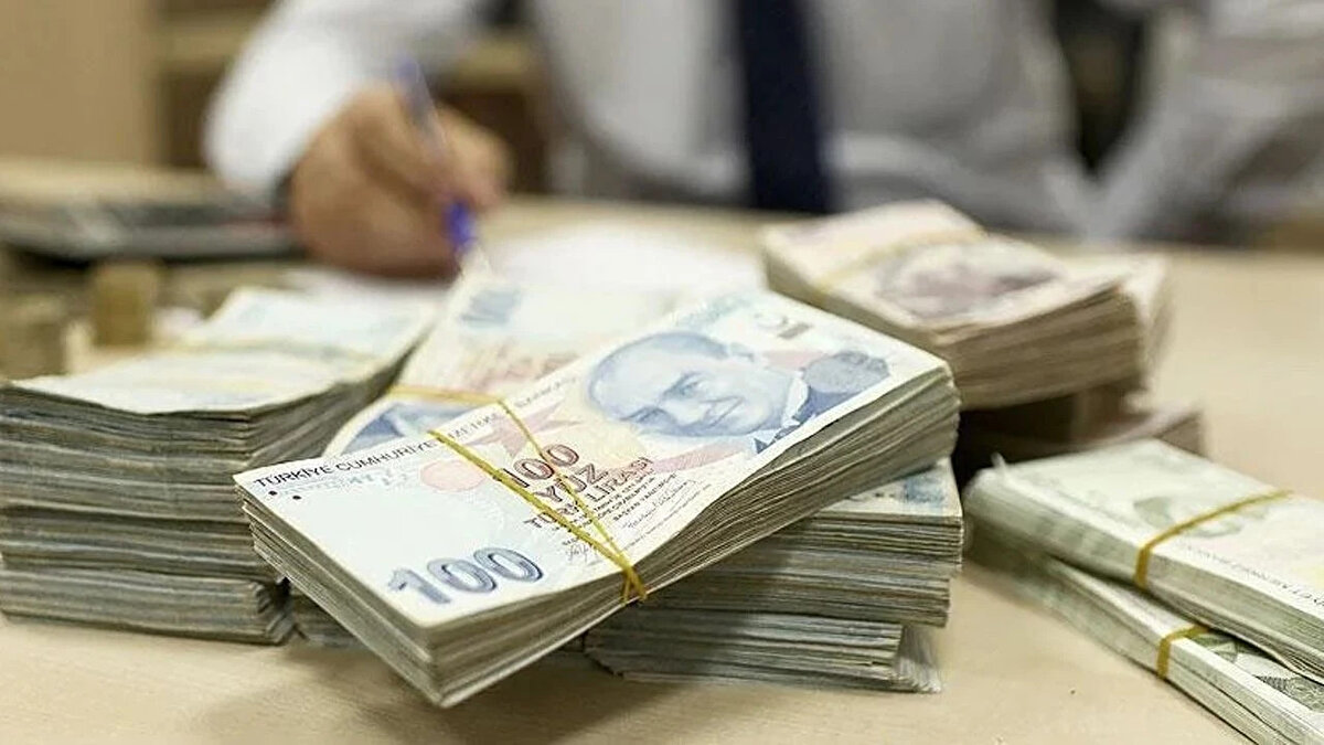 60 bin lira maaş alan bir çalışanın günlük normal çalışma ücreti net 2 bin lira oluyor. Arefe günü çalışırsa günlük ücreti dahil 3 bin lira, bayram günleri tam çalışırsa da günlük ücreti de dahil olmak üzere toplamda 4 bin lira kazanmış olacak.<br><br>Kaynak: ntv.com.tr