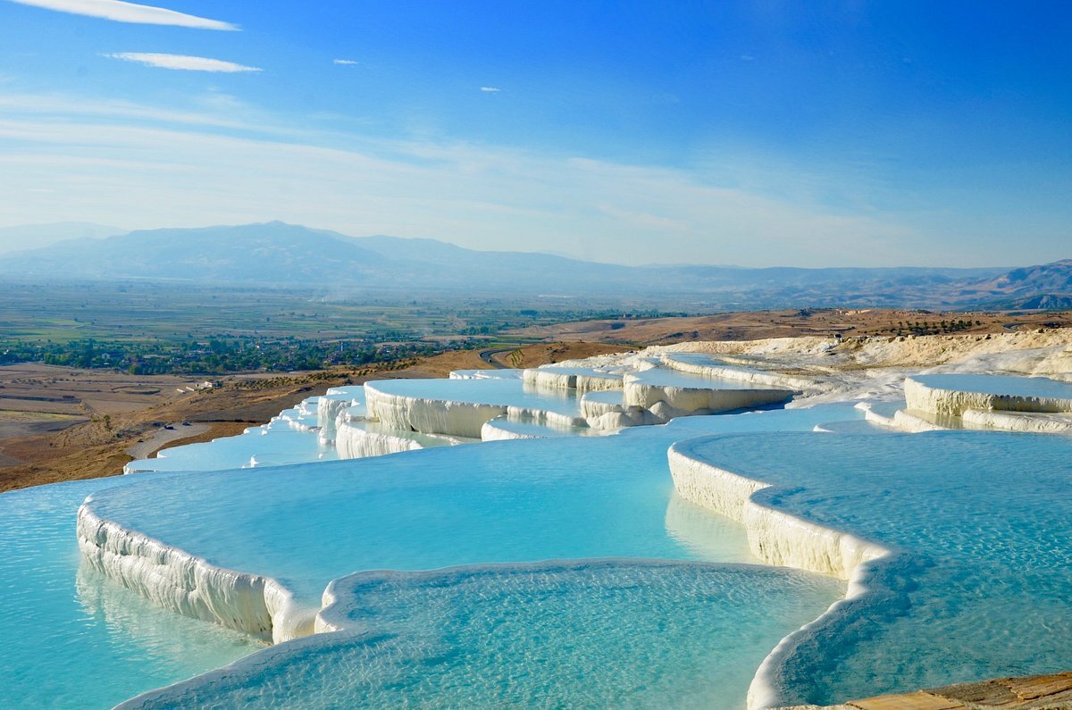 Pamukkale’ye büyük bir otel projemiz var<br>Biz Holding olarak turizmi hep çeşitlendirmeye çalıştık. İstanbul, Antalya, Bodrum gibi Türkiye’nin bilindik turizm destinasyonlarının dışındaki alanlara da turist getirmeye çaba gösterdik bunun için de mesela Safranbolu’yu dünyaya tanıtmaya çalıştık, Pamukkale’yi, Efes’i tanıttık, Truva’yı tanıttık.<br><br>