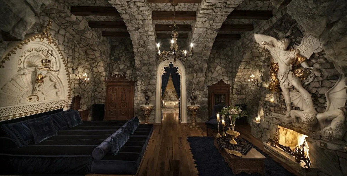 Biz eğer bu değerleri doğru şekilde lanse edebilirsek Türkiye’de toptan turizm gelişebilir. Bizim esas hedefimiz de bu. Yatırımlarımızı da buna paralel yaptık mesela Kuşadası’ında bir Resort otel yaptı. Kapadokya bölgesinde şu ana kadar 8 otel yaptık bunlardan 3’ü uluslararası zincir marka, bir tane otelimiz de Dünyanın en iyi design oteli seçildi “Sacred House”. İstanbul’da da iki özel tarihi otelimiz var.