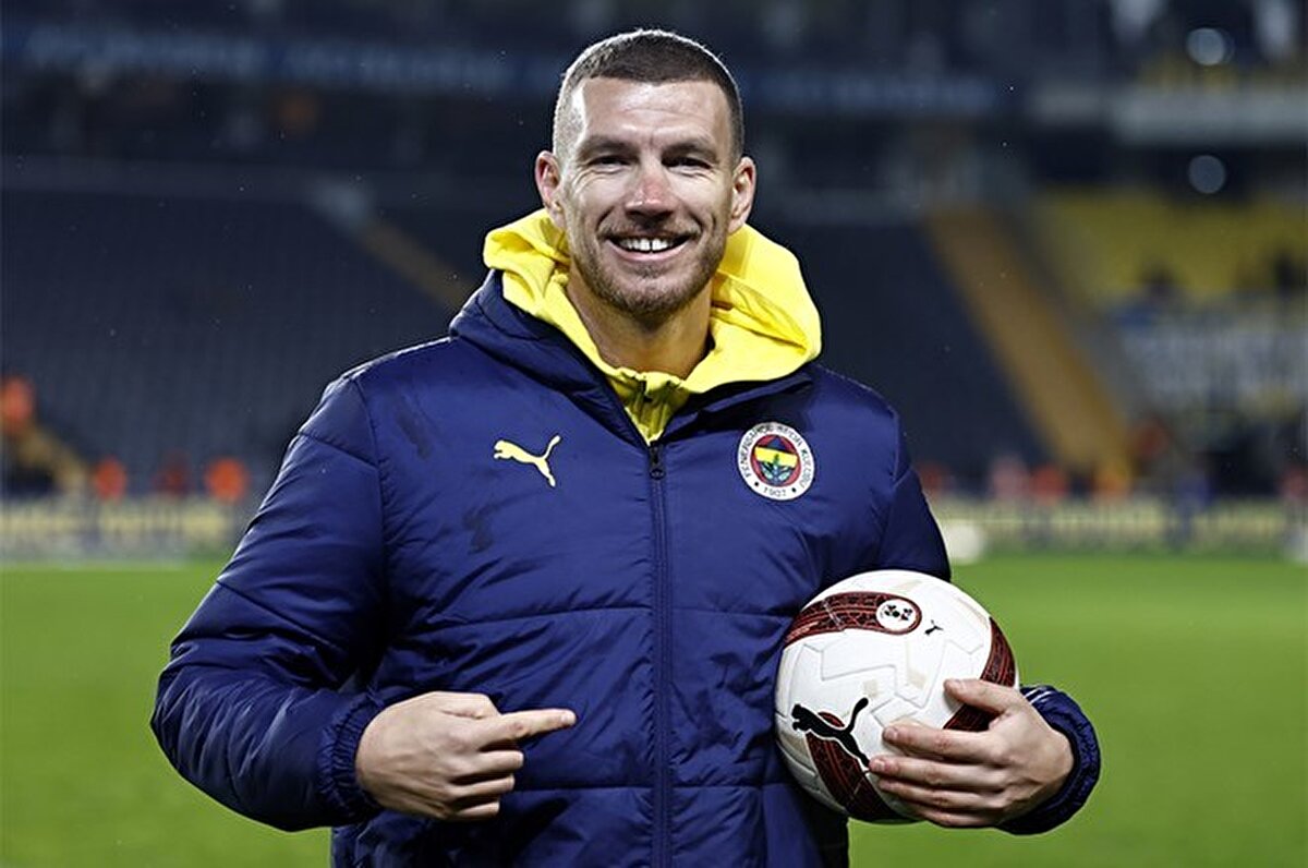 Edin Dzeko'ya ABD ve Arap ülkelerinden de teklifler olduğu ancak oyuncunun Avrupa'da kalmak istediği aktarıldı.<br><br>