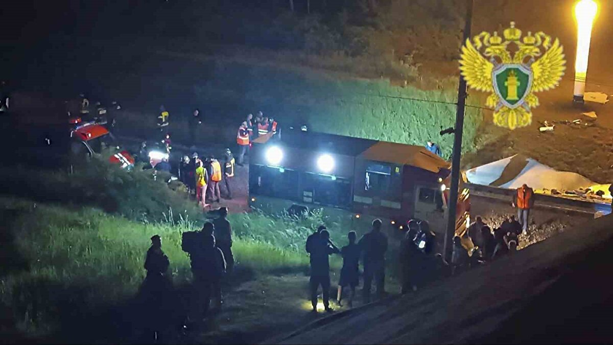 Arama kurtarma ekiplerinin olay yerindeki çalışmalarının sürdürdüğünü belirten Bogomaz, "Köprünün çökmesi sonucu 7 kişi yaşamını yitirdi, 3 çocuk dahil 66 kişi yaralandı. Bunlardan 44'ü hastaneye kaldırıldı, 22'si ise ayakta tedavi edildi." ifadelerini kullandı.