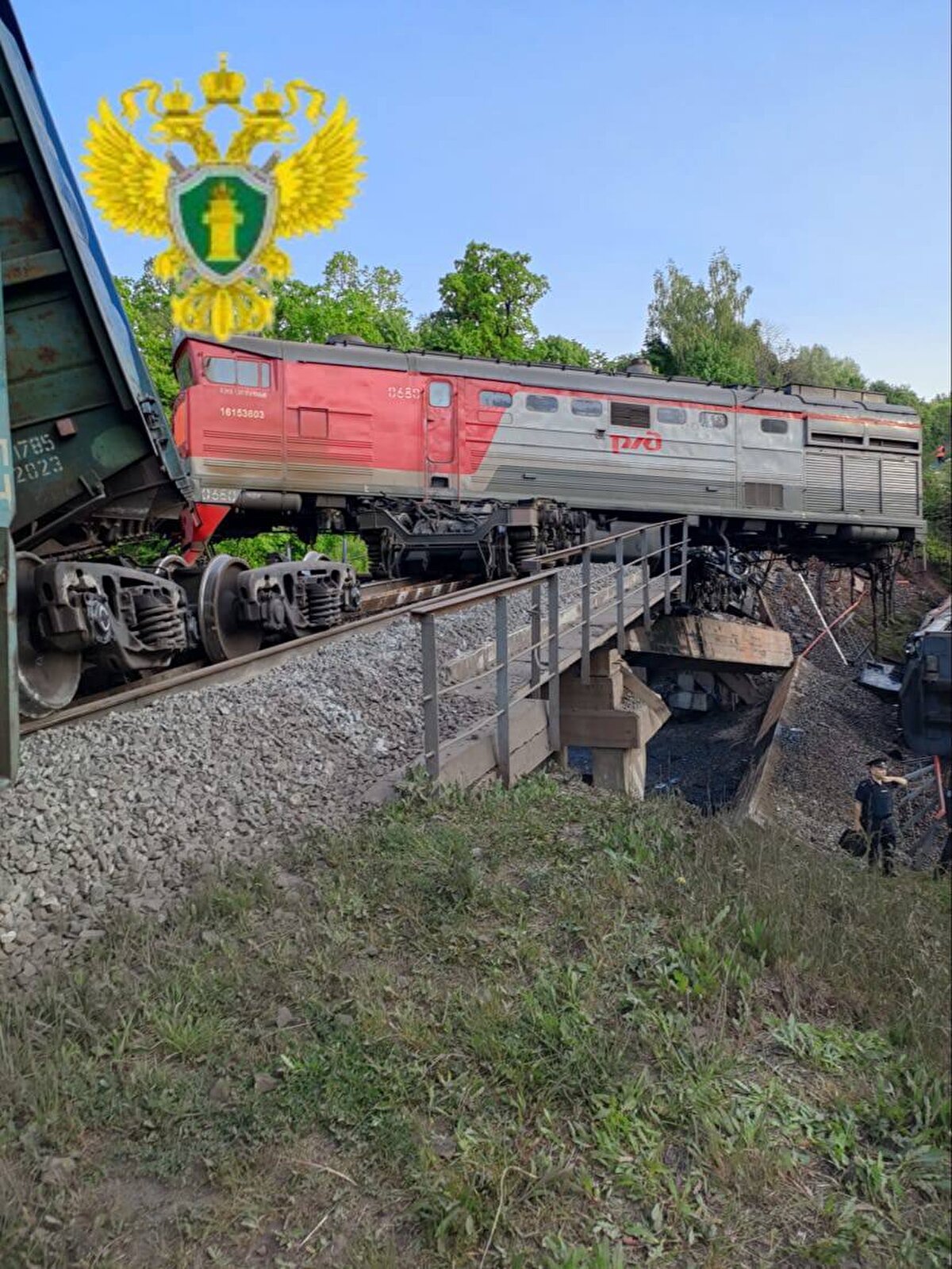 Rusya’dan Ukrayna’ya suçlama<br>Rusya parlamentosunun üst kanadı Federasyon Konseyi’nin üst düzey üyelerinden Andrei Klishas ise sosyal medya hesabından yaptığı paylaşımda, Bryansk’taki olayın "Ukrayna’nın uzun zaman önce devlet olma niteliğini yitirdiğini ve bir terörist bölgeye dönüştüğünü" gösterdiğini söyledi.