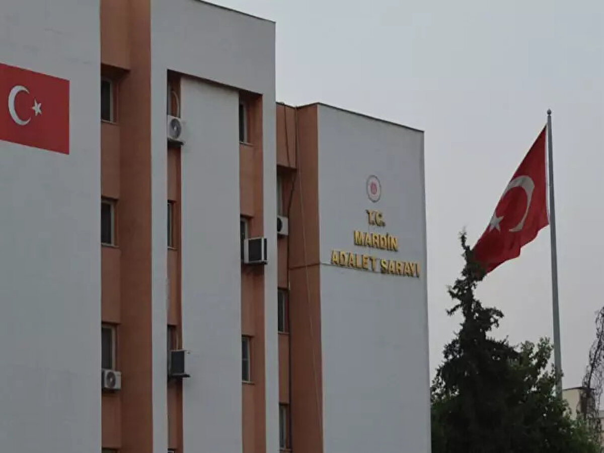 Teklifi kabul eden ve gelen parayı çekerek A.K.’ye veren Marık, yürütülen bir soruşturmada "Kişinin, kendisini kamu görevlisi veya banka, sigorta ya da kredi kurumlarının çalışanı olarak tanıtması veya bu kurum ve kuruluşlarla ilişkili olduğunu söylemesi suretiyle dolandırıcılık" suçundan gözaltına alındı. 