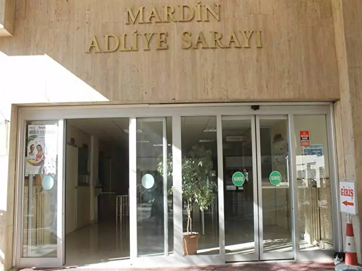 A.K. SERBEST, MARIK TUTUKLU <br><br>Marık, işlemlerinin ardından sevk edildiği adliyede tutuklanarak cezaevine gönderildi. A.K. ise serbest bırakıldı.