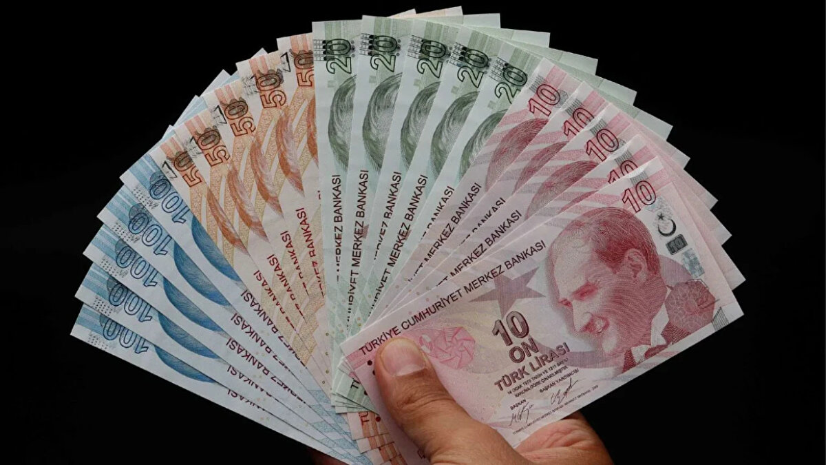 ir yerden para geleceğini söyledi. Ben de inandım. Benim hesabıma 150 bin TL para transferi yapıldı. Ben bu parayı bankadan kendim giderek çektim. Daha sonra bankadan çıktım ve parayı teslim ettim. 