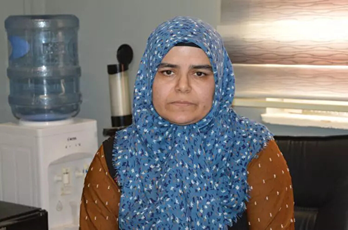 "OĞLUM BİR AYDIR İÇERİDE"<br><br>Ömer Marık’ın annesi Şükran, oğlunun 1 aydır cezaevinde olduğunu ve mağdur olduklarını belirterek, "28 Nisan’da polisler kapıya geldi ve 'Gelsin ifade versin' dedi. O gün eve gelmemişti, arkadaşım dediği çocuğun yanındaymış. Ertesi gün polisler onu görüp almışlar. Sonra adliyeden tutuklandı. Yemek karşılığında ve 8 bin TL borcu karşılığında banka hesap numarasını paylaşmış. Sözde ona iyilik yapıyormuş. Aynı gün içinde 150 bin TL alıp ona vermiş. Şimdi de inkar ediyor. Biz mağduruz, 1 aydır oğlum içerde. Suçsuz ve sebepsiz içerdedir." diye konuştu.