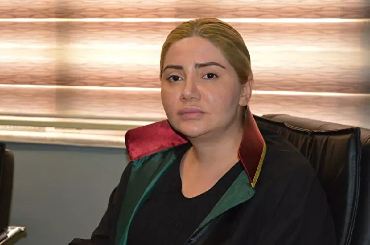 "SON BİR HAFTADA BENZER 7 DOSYA GELDİ"<br><br>Ailenin avukatı Gurbet Bilbay, kentte son bir haftada kendisine buna benzer 7 dosya geldiğini belirterek, "Yardım etme bahanesiyle hesapları kiralayıp, çok büyük paralar kaldırıyorlar. Hesabını kiraya verenler cezaevinde, asıl suçlular olan bu işi örgütleyip paraları yiyenler ise dışarıda. Mardin küçük bir yer olduğu halde çok sayıda kişi yakalandı. Asıl suçlular da yurt dışına kaçış planı yapıyor. Bu mağdur aileler ne yapsın? Bir yemek veya çok cüzi bir para karşılığı hesaplarını kiralayanlar içeride. Bununla ilgili Yargıtay kararı bekliyoruz. Lütfen hesabını kiralayanlara büyük cezalar verilmesin. Bu hesapları kiralayan, organize ve kontrol eden asıl örgüt başlarının tutuklanmasını istiyoruz." ifadelerine yer verdi.<br><br>