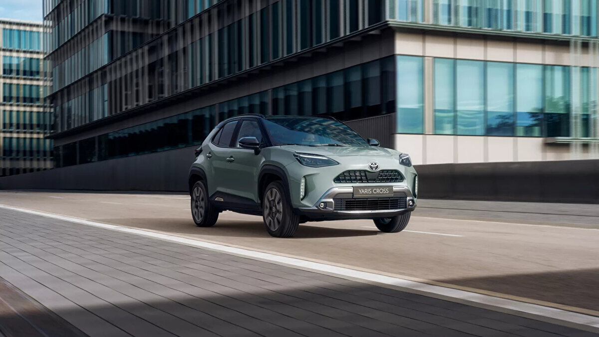 Yaris Cross Hybrid<br><br>1.5 Hybrid Dream e-CVT 2.042.000 TL 1.855.000 TL<br>1.5 Hybrid Flame e-CVT 2.180.500 TL 2.012.500 TL<br>1.5 Hybrid Flame X-Pack e-CVT 2.210.000 TL 2.037.000 TL<br>1.5 Hybrid Passion X-Pack e-CVT** 2.488.000 TL 2.275.000 TL<br>