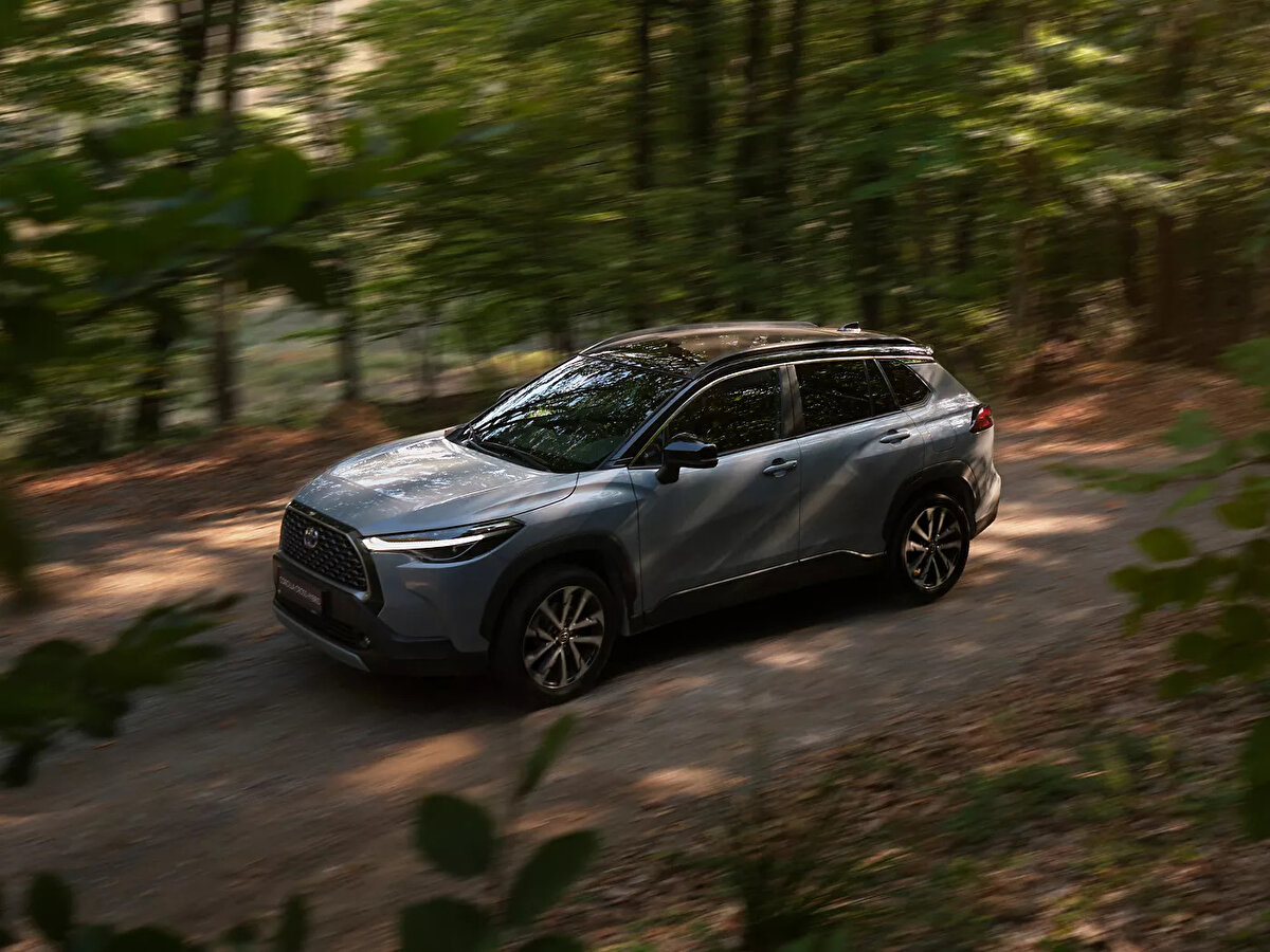 Corolla Cross Hybrid<br><br>1.8 Hybrid Flame e-CVT 2.405.500 TL 2.075.000 TL<br>1.8 Hybrid Flame X-Pack e-CVT 2.452.000 TL 2.135.000 TL<br>1.8 Hybrid Passion e-CVT 2.723.000 TL 2.395.000 TL<br>1.8 Hybrid Passion X-Pack e-CVT 2.909.500 TL 2.559.000 TL<br>1.8 Hybrid Passion X-Pack Siyah Tavan e-CVT 2.947.500 TL 2.594.000 TL