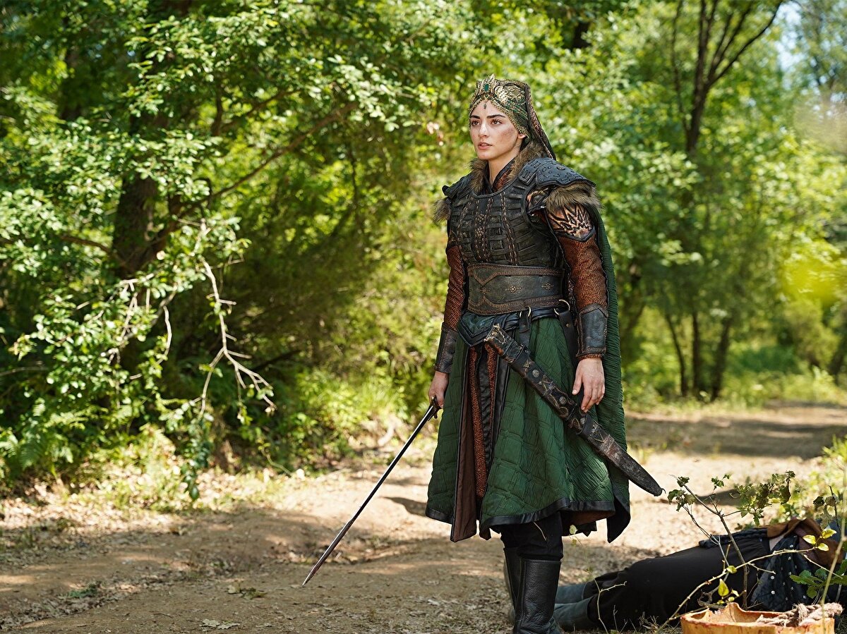 Özge Törer, geçtiğimiz sezon da diziden ayrılacağı yönündeki söylentilerle gündeme gelmiş, ancak son anda yapım ekibiyle anlaşarak 6. sezonda da rol almayı sürdürmüştü. Bu sezonun sonuna yaklaşırken benzer bir durumun tekrar yaşanması, hayranlarını endişelendirdi.