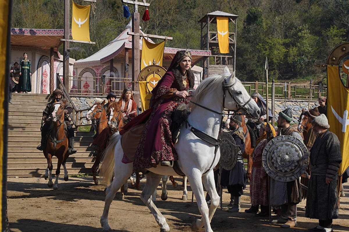 Daha önce de benzer iddialarla gündeme gelen Törer’in, 7. sezonda Kuruluş Osman’da yer alıp almayacağı merak konusu oldu. Birsen Altuntaş, oyuncunun durumu hakkında dikkat çeken bir açıklama yaptı. Altuntaş’a göre, Özge Törer’in yeni sezonda dizide olup olmayacağı, 6. sezon finalinin ardından yapılacak görüşmelerle netlik kazanacak.