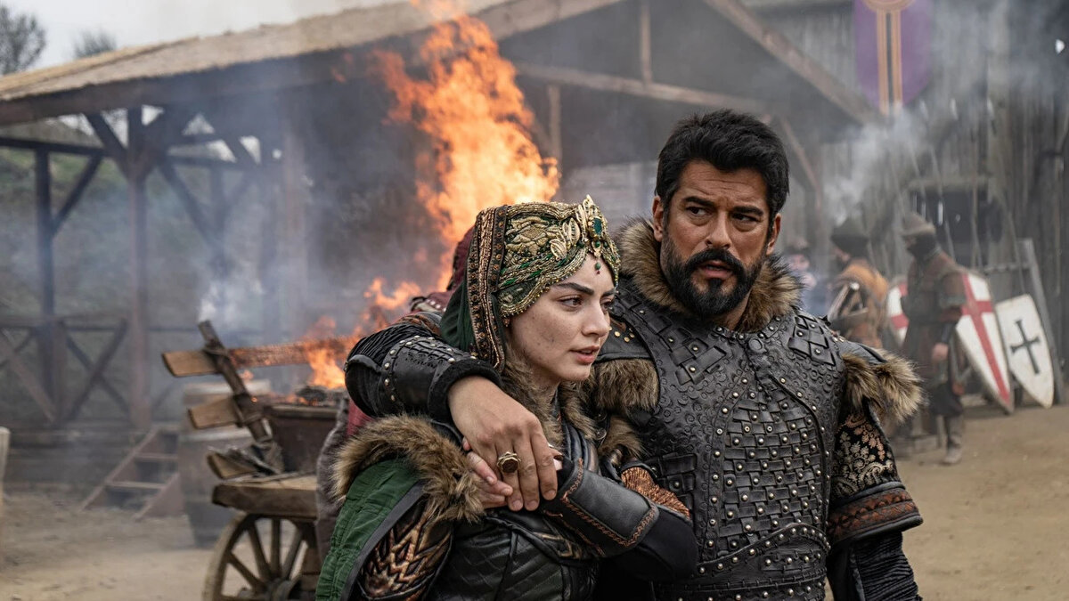 Kuruluş Osman’ın ilk bölümünden itibaren Burak Özçivit’le birlikte başrolde yer alan Özge Törer’in, yaklaşan sezon finali öncesinde diziden ayrılacağı yönündeki söylentiler bir kez daha gündeme geldi.