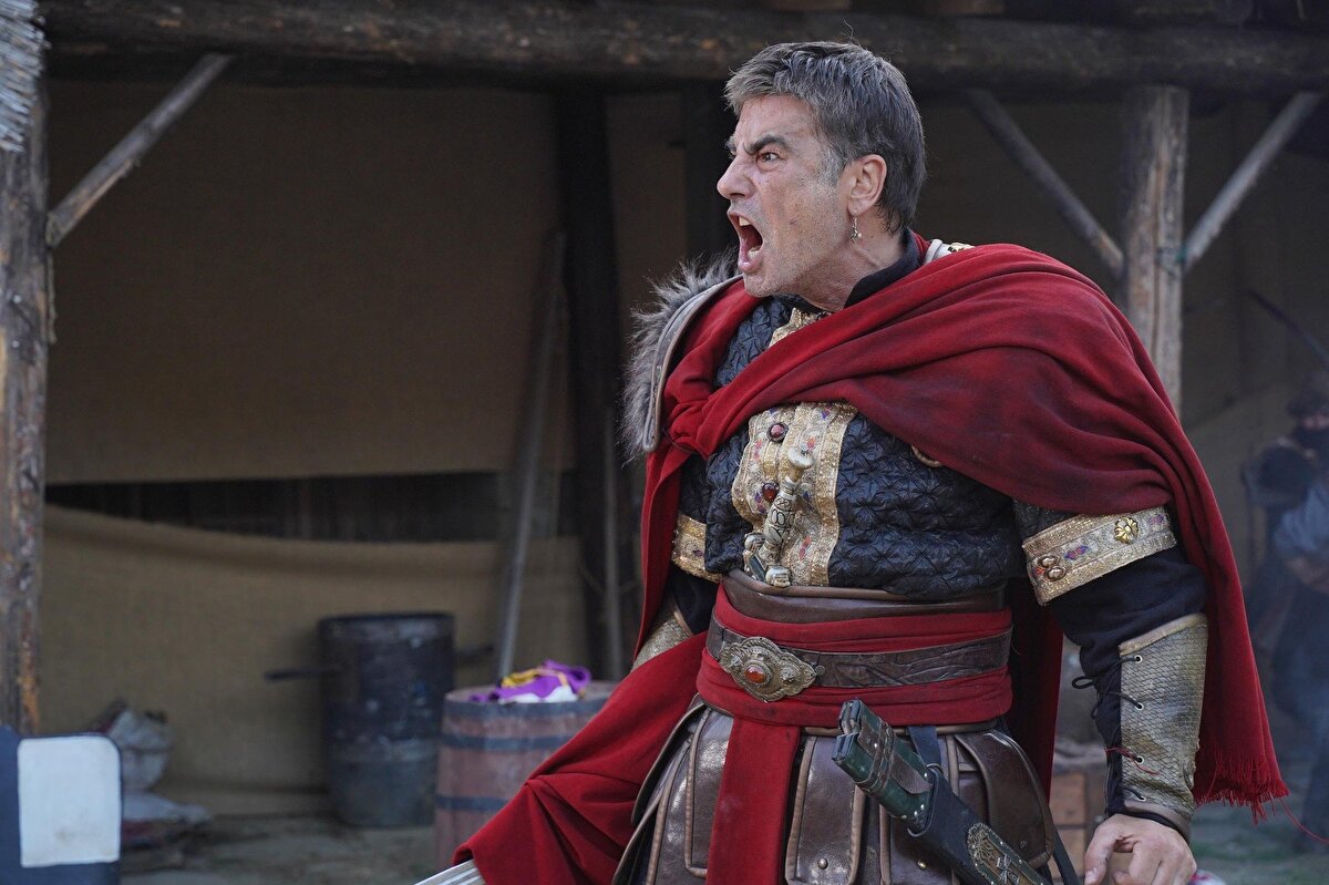 Öte yandan, dizinin 7. sezon onayı aldığı resmen açıklanırken, Tayanç Ayaydın ve Mustafa Kırantepe’nin projeye veda edeceği kesinleşti. Özge Törer’in de ekibe veda edip etmeyeceği ise önümüzdeki haftalarda belli olacak.