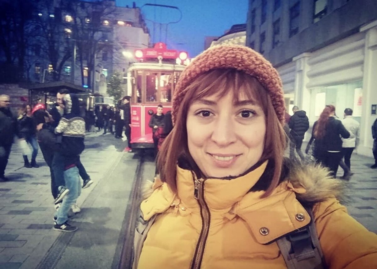 Olay, 30 Mayıs Cuma günü Beşiktaş Abbasağa Mahallesi Ihlamur Yıldız Caddesi üzerindeki Özbek Apartmanı’nda meydana geldi. Edinilen bilgilere göre, barmaidlik yapan Zilif Öztürk, (39) mühendis arkadaşı Demet Çabuk’un (34) evine gitti. Uyuşturucu madde kullandıkları ileri sürülen ikiliden Demet Çabuk, mutfağa giderek ekmek bıçağını aldı ve Öztürk’ü karın bölgesinden 10’dan fazla kez bıçakladı. Çabuk, olayın ardından cinayet silahı olan bıçakla birlikte evden çıkarak ailesinin yanına Kocaeli’ne gitti.