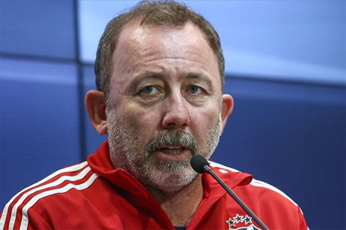 Doğru planlamalar, doğru oyuncular, gidecek-gelecek oyuncular... Nasıl giderler, nasıl gelirler biz onu bilmiyoruz. Çok doğru işler yapılmak zorunda iki camiada da.<br>