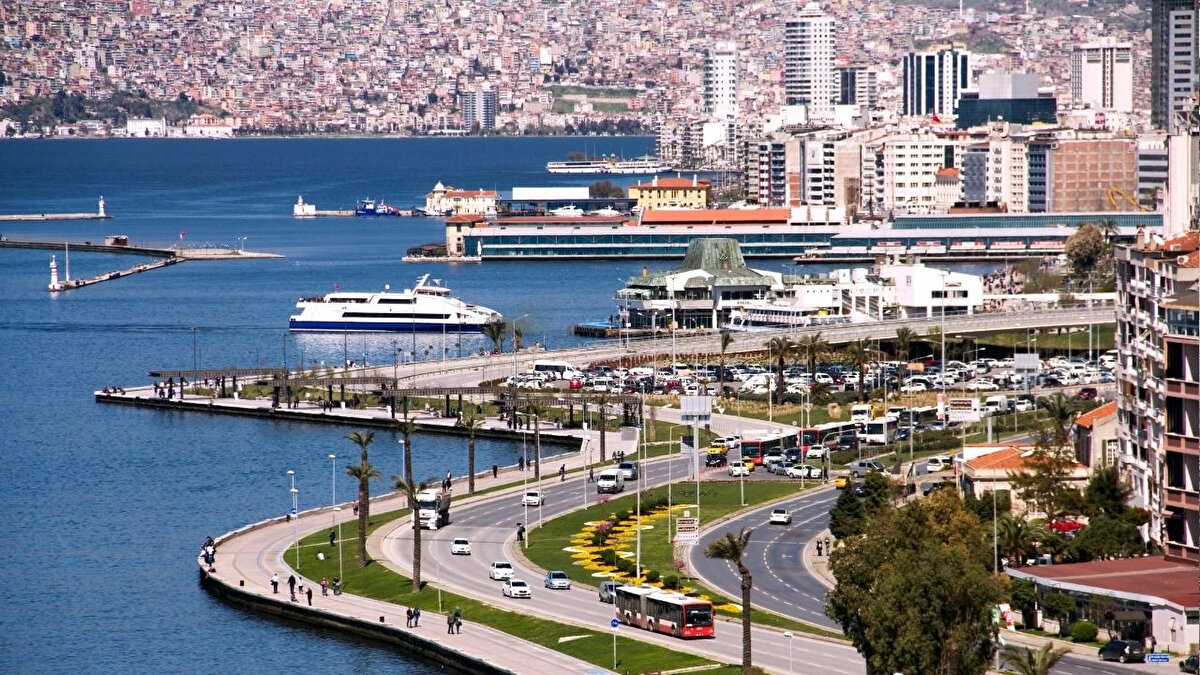 İzmir'de benzin 47,84 TL'den, motorin 47,30 TL'den satılıyor.<br><br>