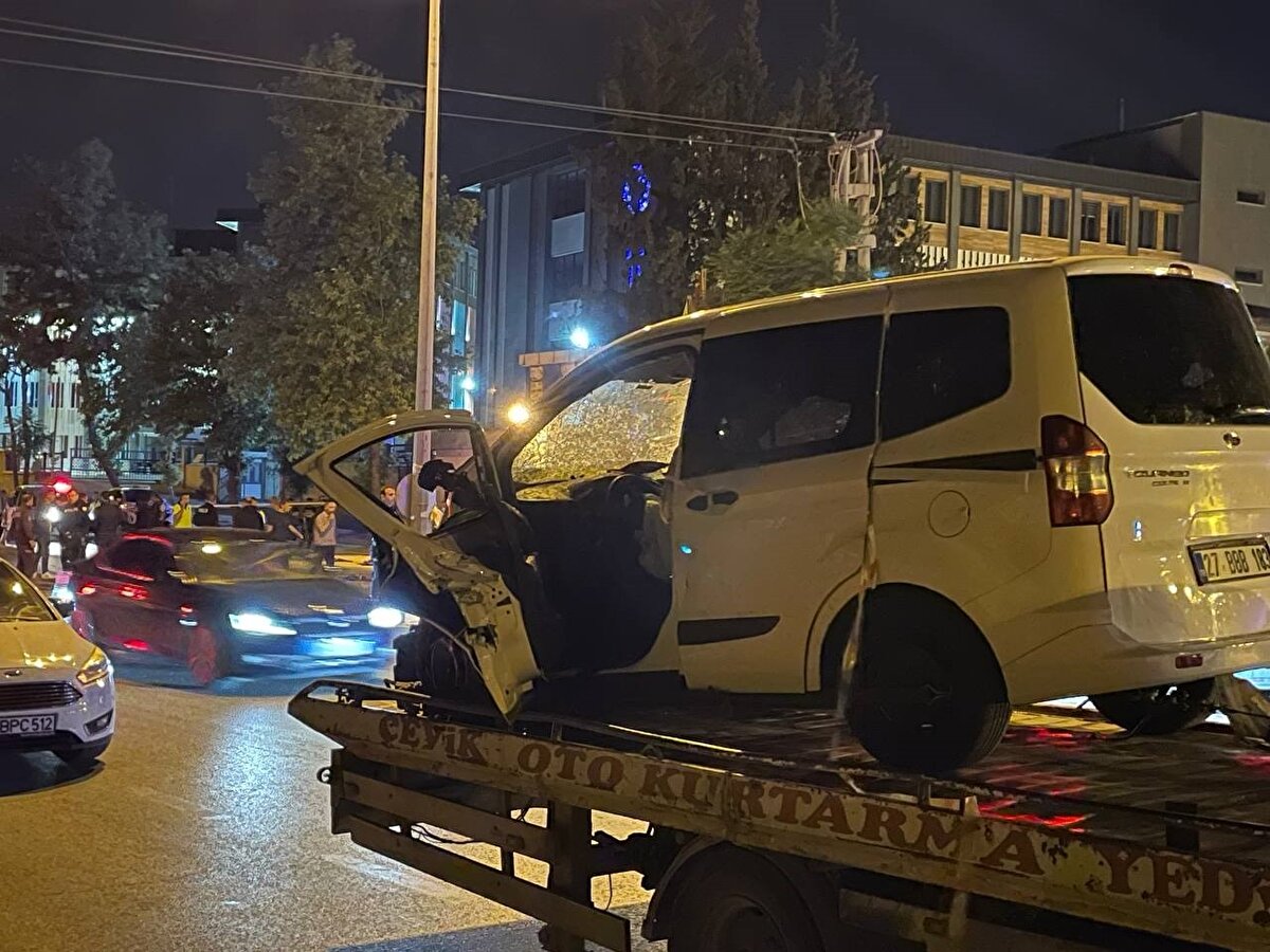 İddiaya göre, sürücüsü öğrenilemeyen 27 AYH 25 plakalı otomobil, kontrolden çıktıktan sonra karşı şeride geçerek sürücüsü öğrenilemeyen 27 BBB 183 plakalı hafif ticari araç ile kafa kafaya çarpıştı. Kaza sonrası ortalık savaş alanına dönerken, ihbar üzerine olay yerine çok sayıda polis, sağlık ve itfaiye ekibi sevk edildi.