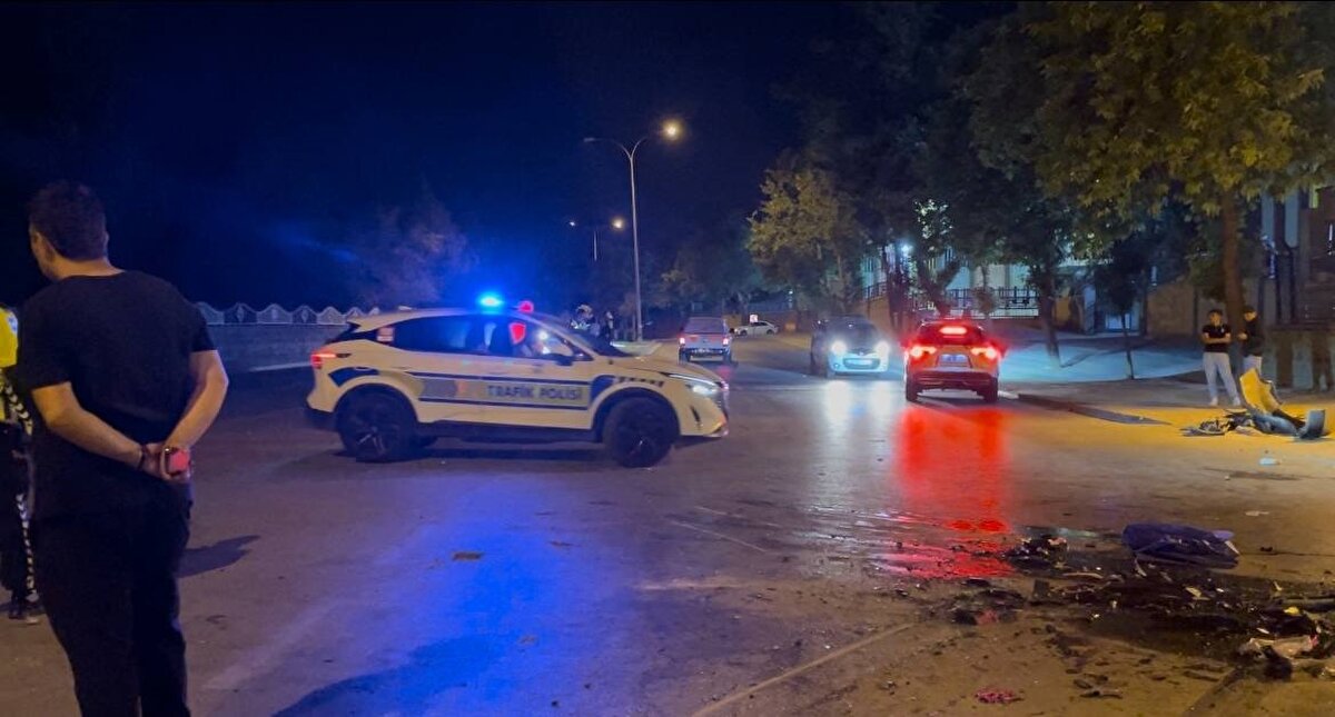 Ölen 5 kişinin kimlikleri belirlendi<br><br>Feci kazada 27 AYH 25 plakalı araçta bulunan sürücü Yunus Emre Kuvrağ ile yanındaki İsmail Volkan Deler, 27 BBB 183 plakalı araçta bulunan Gülistan Kestanlıoğlu ile çocukları Eylül (6) ve Atlas Mete (1) hayatını kaybetti. 