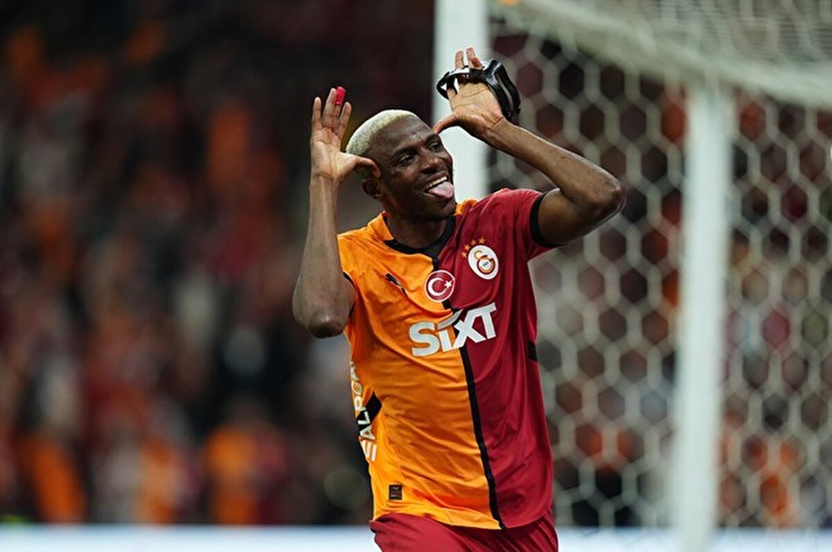 Victor Osimhen, Galatasaray forması altında sergilediği etkileyici performansla dikkatleri üzerine çekmişti. Tüm kulvarlarda 41 maça çıkan Osimhen, bu karşılaşmalarda 37 kez rakip fileleri havalandırdı ve 8 asist yaparak toplamda 45 gole doğrudan katkı sağladı.<br><br>