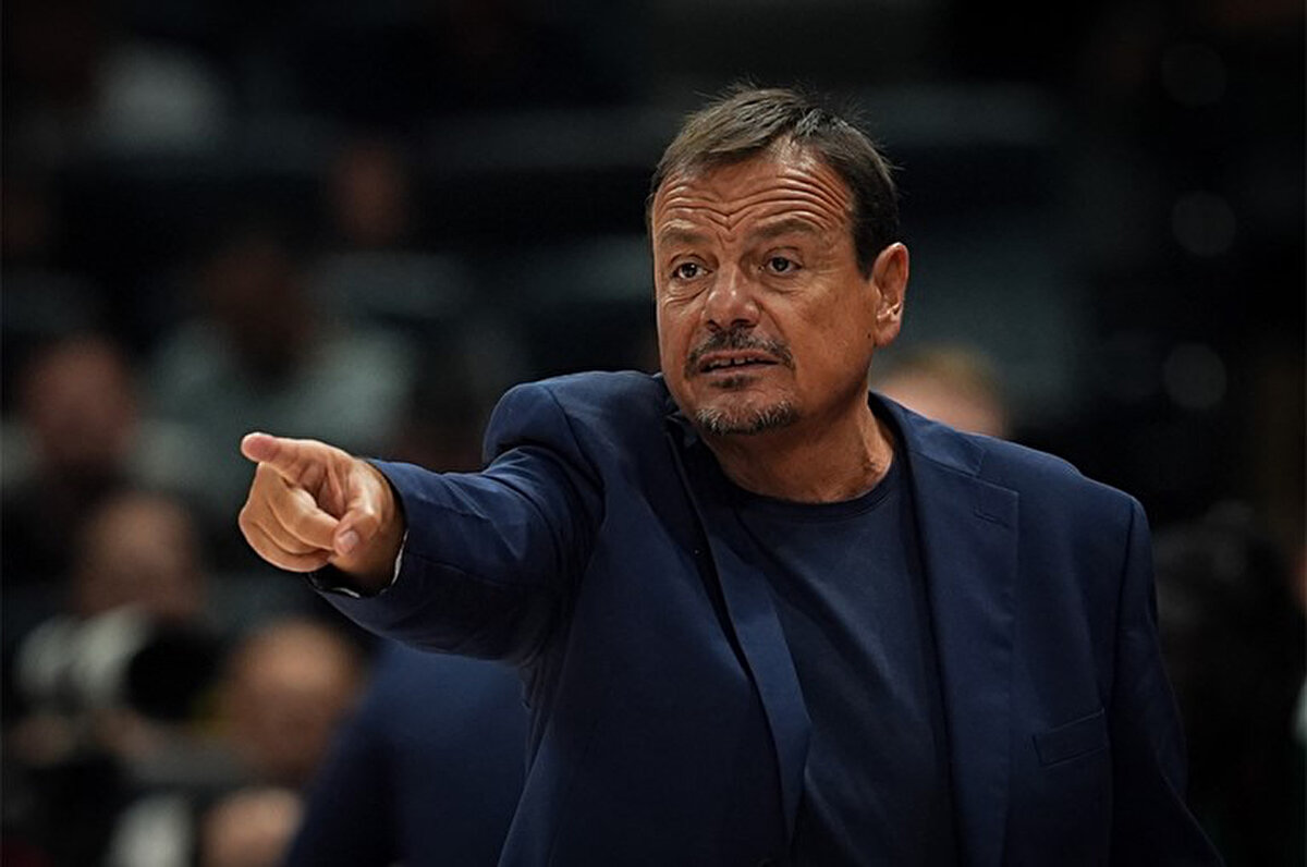 Ergin Ataman, Türkiye'ye yönelik küfürlü tezahüratlara sert tepki gösterirken maçın son bölümüne doğru teknik faulle ihraç edildi. <br>