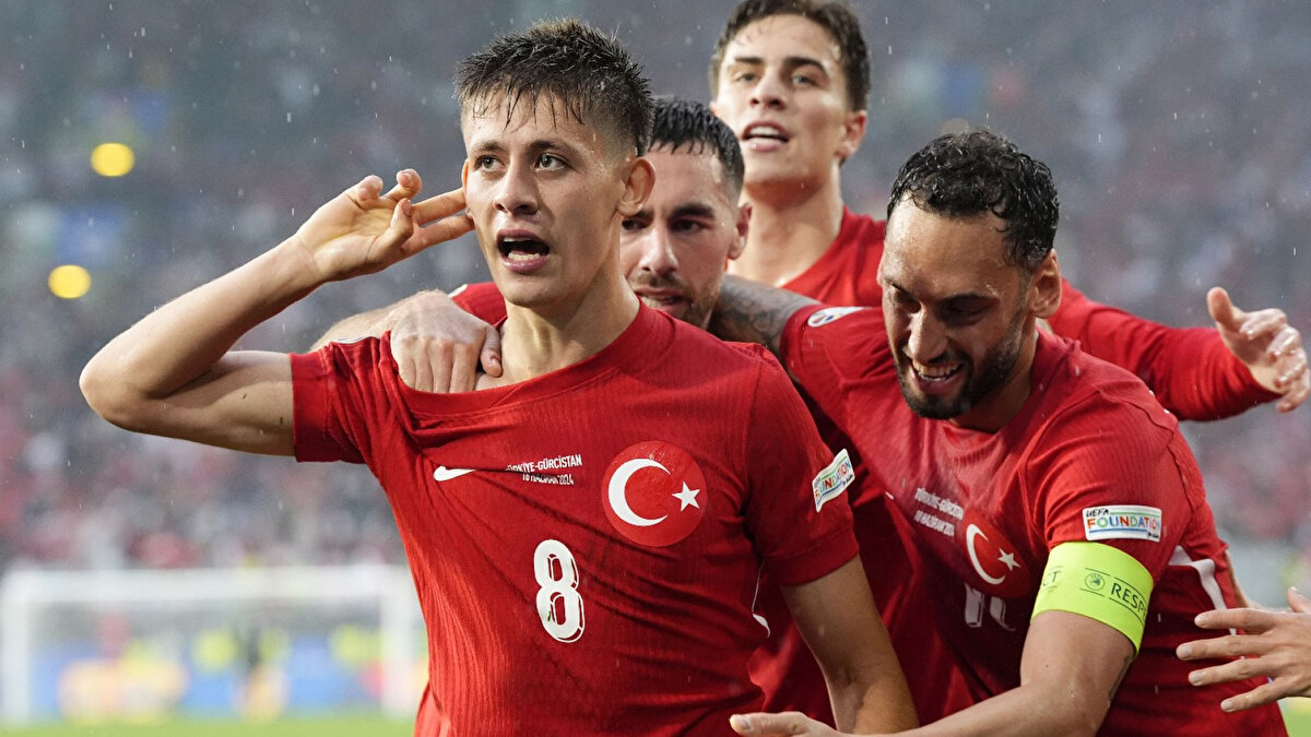 A Milli Futbol Takımı'nın ABD ve Meksika ile oynayacağı hazırlık maçları için İstanbul'a kampa gelen genç isim, çalışmalarına tüm hızıyla devam etti.<br><br>