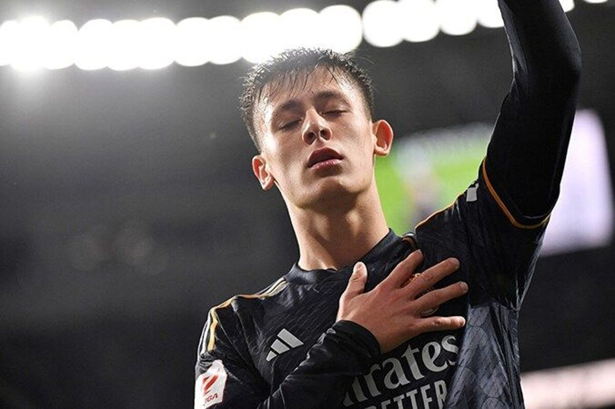 Sosyal medya hesabından futbol sahasında paylaşım yapan Arda Güler, fiziğiyle görenleri şaşkına çevirdi.<br><br>