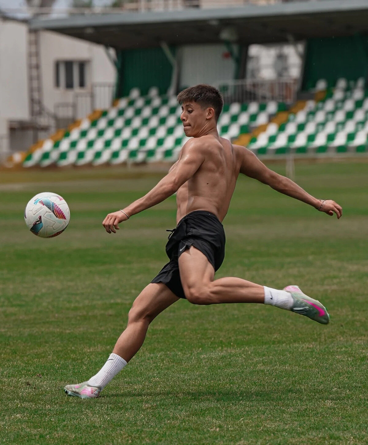 Üstündeki tişörtü çıkaran 19 yaşındaki oyuncunun vücudundaki büyük değişim gün yüzüne çıkarken, güçlenmiş kas yapısı da dikkat çekti.