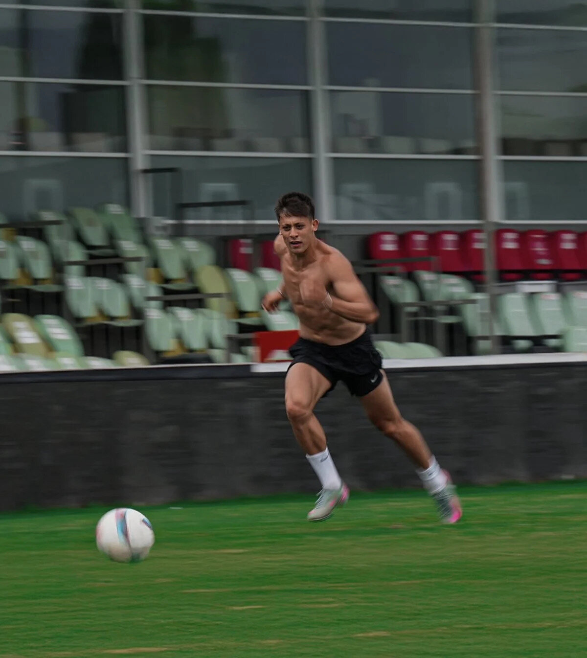 Sosyal medyada paylaşılan bu görüntüler sonrası futbolseverler Arda Güler'in fiziğindeki değişimi beğendiklerini dile getirdi.<br><br>