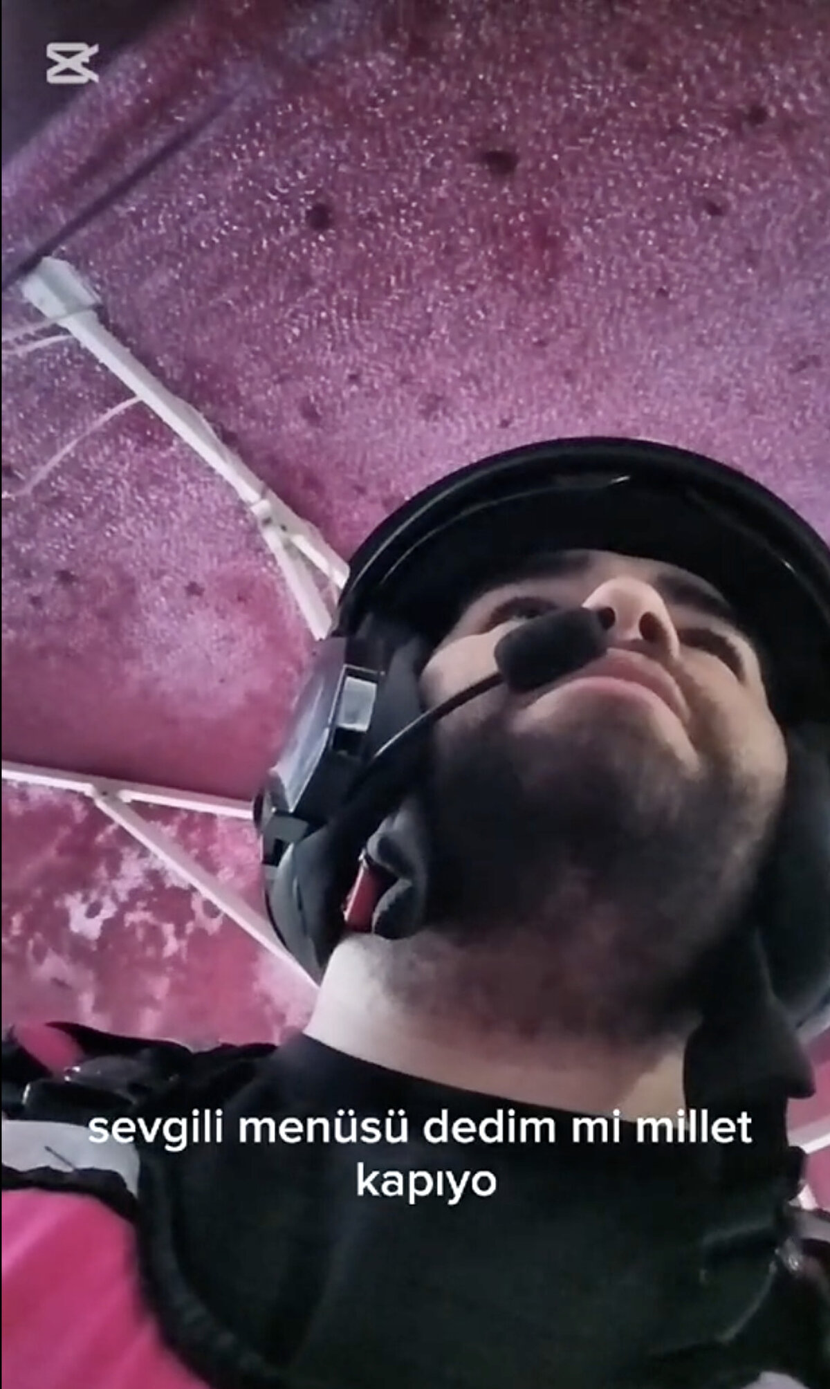  Kurye ise bu kelimenin Yunan kökenli olduğunu hatırlatarak, “Sizi denize dökmeye gelmiştim ben de,” diyerek esprili bir çıkış yaptı.