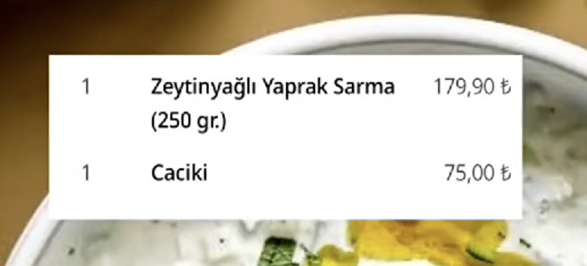 Bir restoranın menüsünde "cacık" yerine "caciki" yazdığını fark eden kurye, bu farklı yazımı merak edip çalışanlara sordu. 