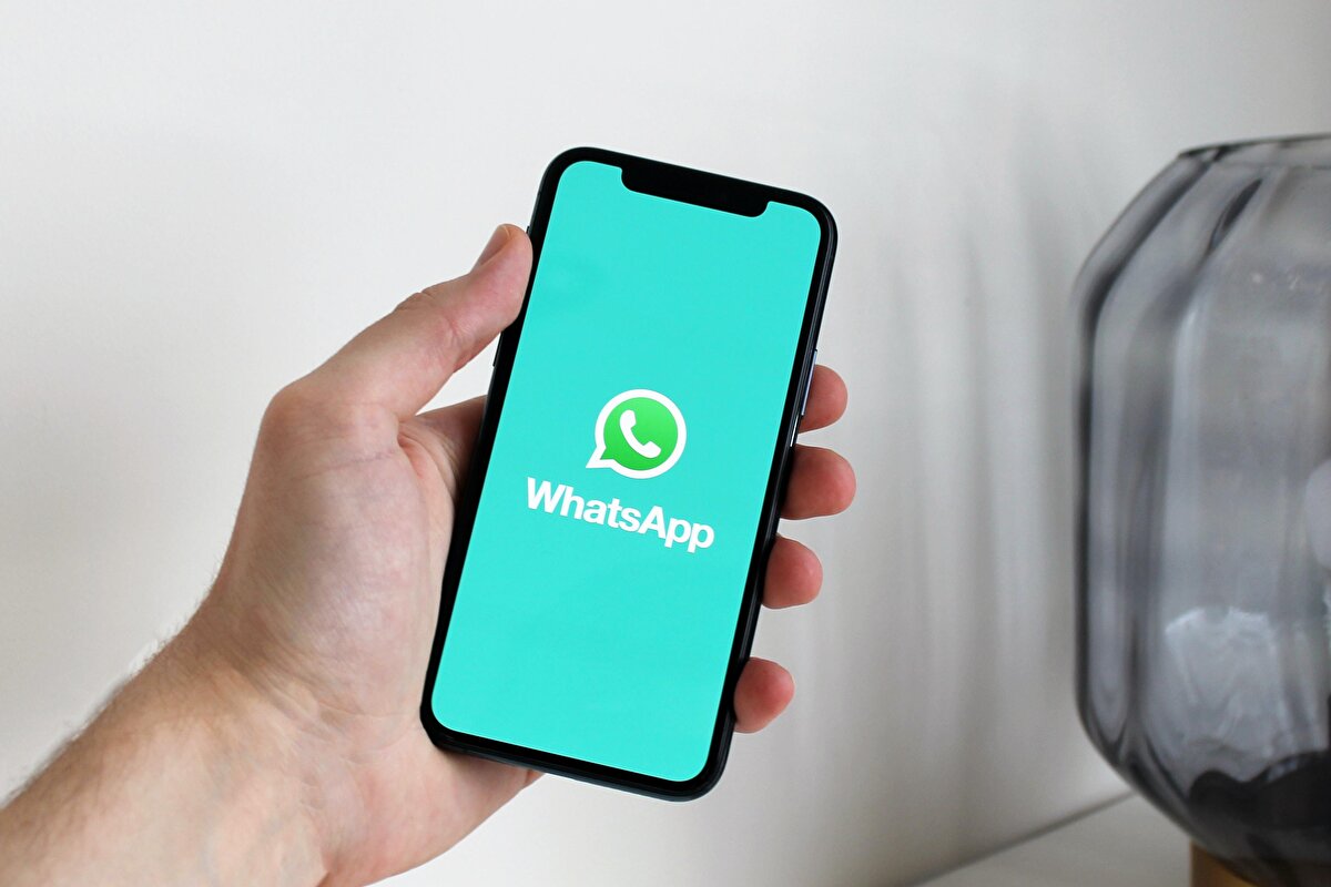 WhatsApp neden bu kararı aldı?<br><br>WhatsApp, belirli aralıklarla sistem gereksinimlerini güncelleyerek daha yeni işletim sistemi özelliklerinden faydalanmayı hedefliyor. Eski cihazlar, uçtan uca şifreleme, görüntülü arama ve modern kullanıcı arayüzü gibi yenilikleri desteklemekte zorlanıyor. Bu sebeple, uygulama deneyimini iyileştirmek için eski sistemlere olan destek kesiliyor.