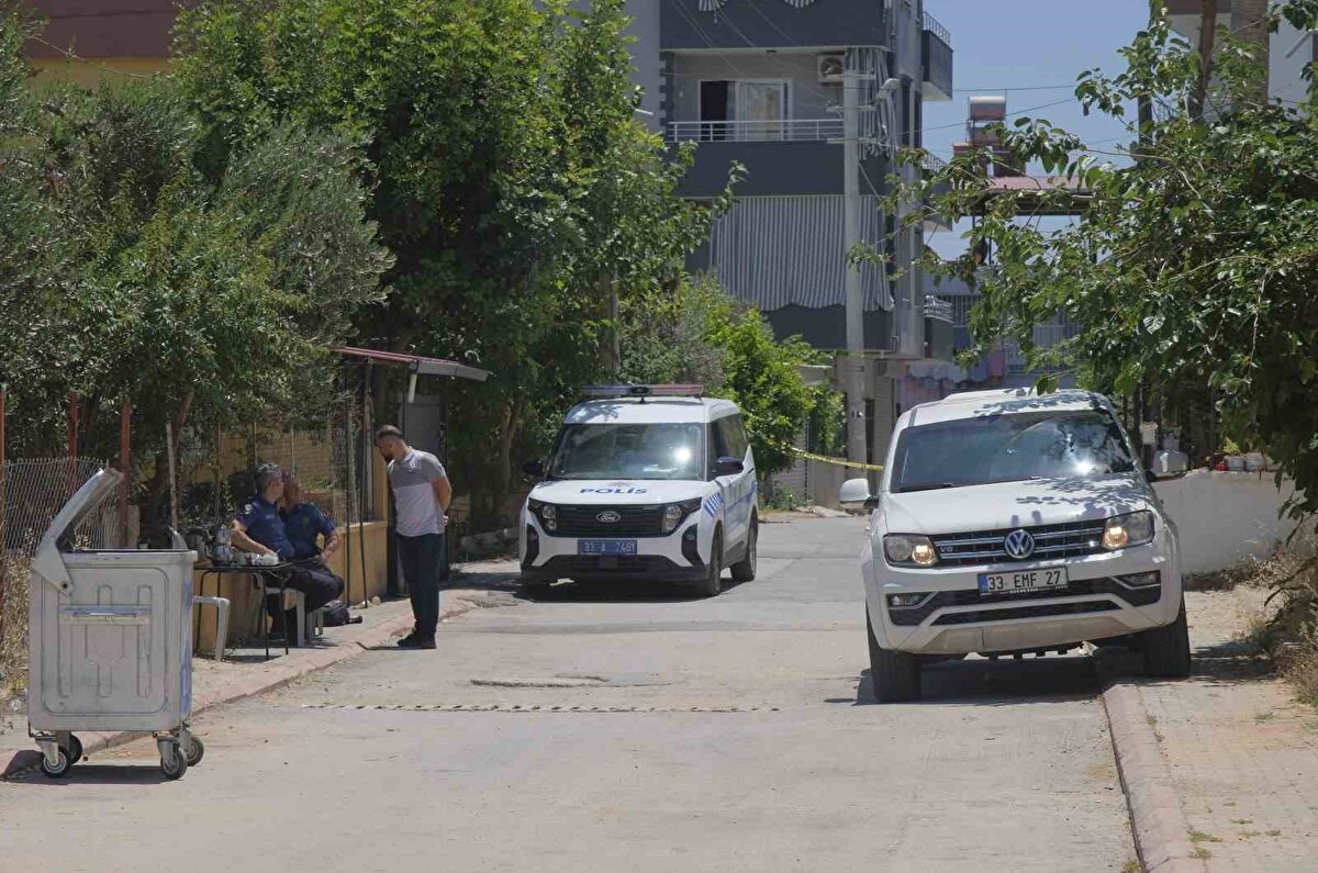 Öte yandan cinayet zanlısı olarak gözaltına alınan şüphelilerin ikametlerinde polis ekipleri her hangi bir olumsuzluğa karşı sıkı güvenlik önlemleri aldı.