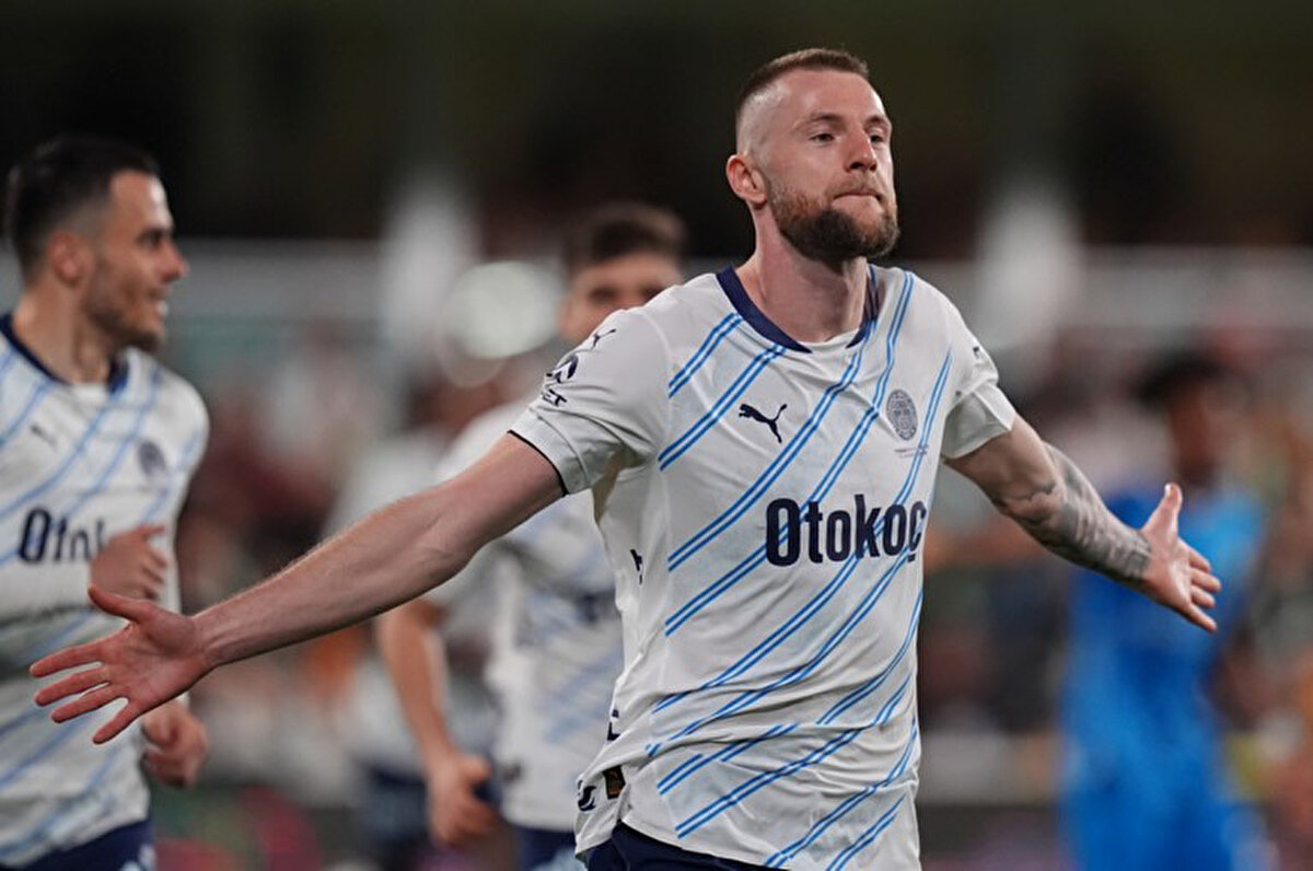 Fenerbahçe'nin ara transfer döneminde Paris Saint Germain'den kiralık olarak kadrosuna kattığı Milan Skriniar, sarı lacivertli takımda gösterdiği başarılı performans sonrasında taraftarların sevgilisi haline geldi.<br>