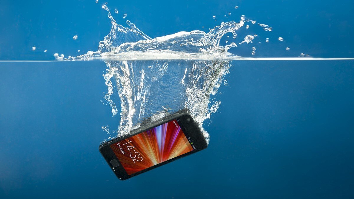 Hata 1: "Cihazım açıldıysa sorun yok"<br><br>Telefonunuz suya düştü ve tekrar açıldıysa şanslı olduğunuzu düşünebilirsiniz. Ancak asıl tehlike içeride başlıyor. Su, cihazın içindeki metal parçalarda korozyona yol açabilir. Bu hasar hemen ortaya çıkmaz; günler, haftalar ya da aylar sonra cihazınız beklenmedik şekilde bozulabilir. Görünürde her şey yolunda olsa da içeride yavaş bir çürüme süreci başlamış olabilir.