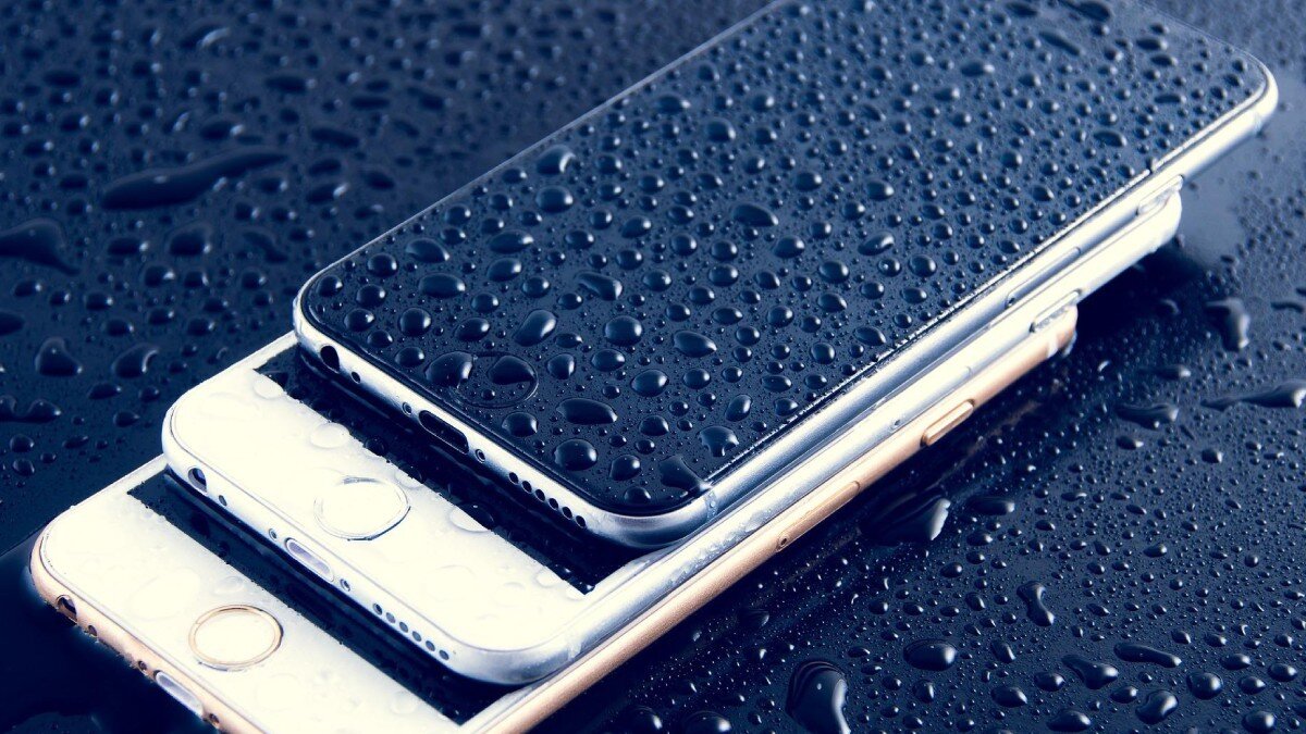 Hata 3: IP derecesi varsa her türlü sıvıya dayanır<br><br>Cihazınız IP68 gibi yüksek bir suya dayanıklılık derecesine sahip olabilir. Ancak bu testler genellikle sadece temiz (tatlı) suyla yapılır. Deniz suyu, sabunlu su, gazlı içecekler gibi farklı sıvılar cihazınızda beklenmedik hasarlara yol açabilir. Yani telefonunuzu duşta ya da havuzda kullanmak, garanti kapsamı dışında kalabilir.