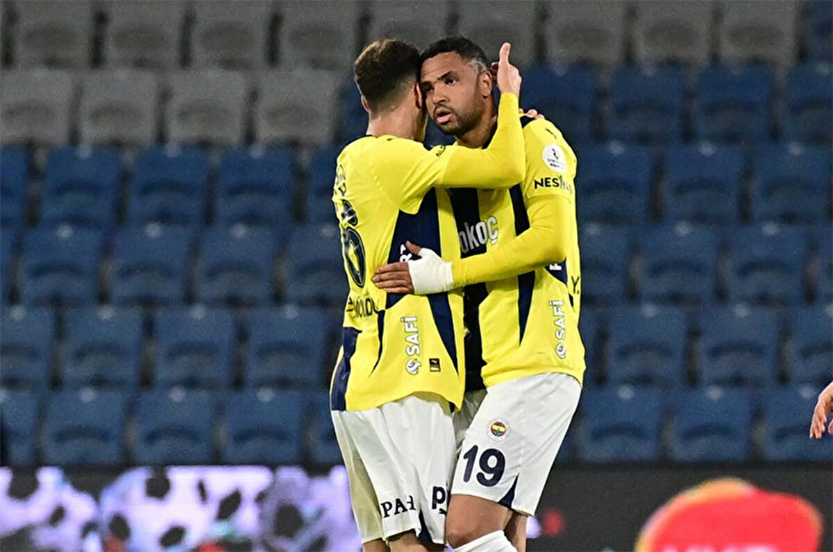 AS'ta yer alan haberde, Sevilla'nın transfer sezonunda bu paraya oldukça ihtiyacı olduğu ve gözünü En-Nesyri'nin satışına diktiği ifade edildi.<br>