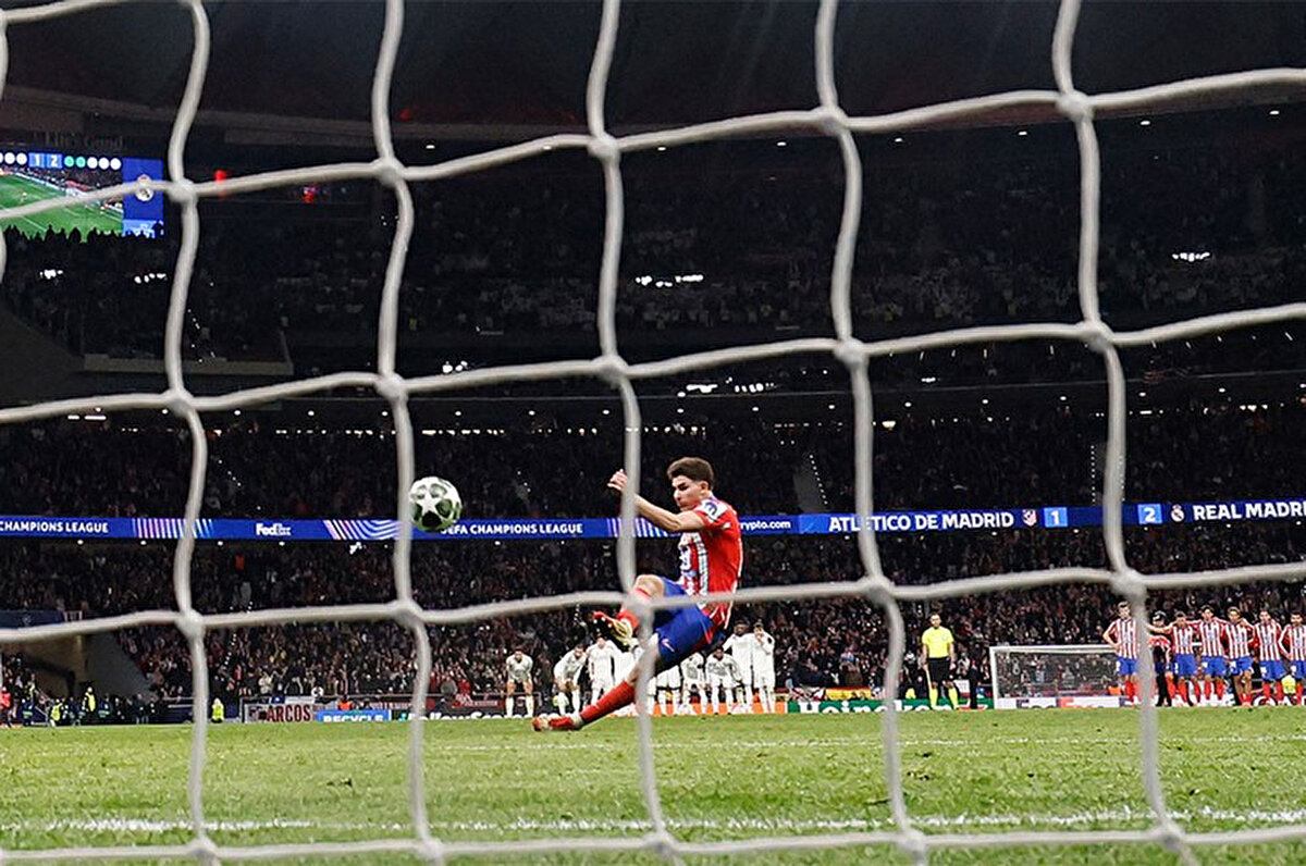 Şampiyonlar Ligi Son 16 turunda Metropolitano Stadyumu'nda oynanan rövanş maçında Atletico Madrid'li Julian Alvarez, kullandığı penaltıda çift vuruş yapınca tur atlayan taraf Real Madrid olmuştu.<br>