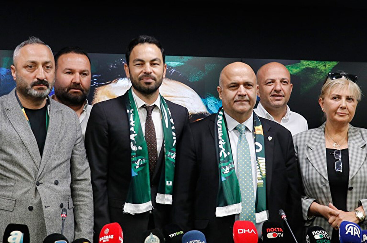 Kulüp başkanı Recep Durul, yaptığı konuşmada, 16 yıl hasret kaldıkları Süper Lig'e kavuştuklarını söyledi. Kocaelispor'un vizyonunun sadece Süper Lig'de kalıcılık değil, daha önce elde ettiği başarıların üzerine yenilerini eklemek olduğunu belirten Durul, Selçuk İnan'ın da başarı odaklı olduğunu, hedef basamaklarını bir bir çıkmayı planladıklarını kaydetti.<br>