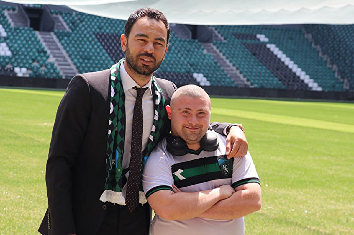 "Ne olursa olsun maçı kazanmak için sahaya çıkacağız, içeride ya da dışarıda. Önde oynamaya çalışan, önde baskı yapmaya çalışan takım yaratacağız. Hele ki böyle bir şehirde, böyle bir taraftar önünde ne olursa olsun yenilmez takım yaratmaya çalışacağız. Bunu Gaziantep'te kısmen başardık. Oyuncular inandı, taraftarlar inandı. Burada daha da fazlasını yapmaya çalışacağız. Buna yürekten inanıyorum."<br>