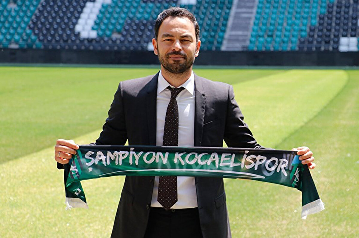 "Şimdi tek odaklandığımız yer oyunu nasıl oynayacağız, hangi oyuncuları alabileceğiz, transfer edeceğiz, onun üzerine çok çalışıyoruz. En yakın zamanda da inşallah bunu başarırız."<br>