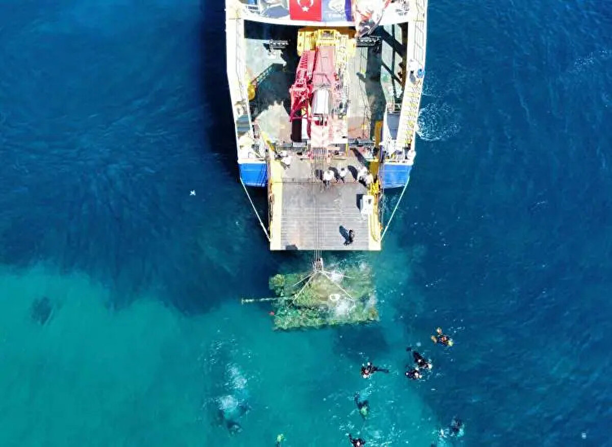 Törene Edirne Valisi Yunus Sezer, Keşan Belediye Başkanı Mehmet Özcan, Türkiye Sualtı Sporları Federasyon Başkanı Kadir Sağlam ile davetliler katıldı. İbrice Limanı'ndan vinçle arabalı vapura alınan tank, Gökçetepe Tabiat Parkı önlerinde Su Altı Tarih Müzesi'nde yaklaşık 10 metre derinliğe batırıldı. <br><br>